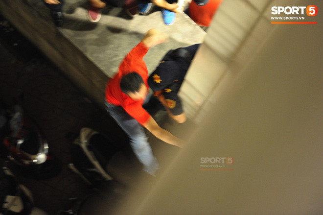 Cũng theo người viết, giá cả của hình thức xem chui này không quá đắt như vé chợ đen chỉ tầm 1.000.000 đồng là có thể các "cò" đã dẫn đường để vào khán đài. Tuy nhiên, con đường đi thì vô cùng gian nan khi những người xem lậu này phải vượt qua những con đường tối và phải trèo rào rất nguy hiểm.