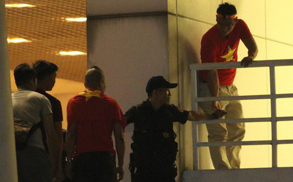 Trên thực tế, nếu số lượng đi chui quá nhiều có thể dẫn đến việc vỡ sân và làm mất an toàn của trận đấu. Theo thiết kế SVĐ QG Mỹ Đình chỉ có sức chứa 40.000 chỗ ngồi và nếu lớn hơn con số trên sẽ diễn ra những điều không an toàn.