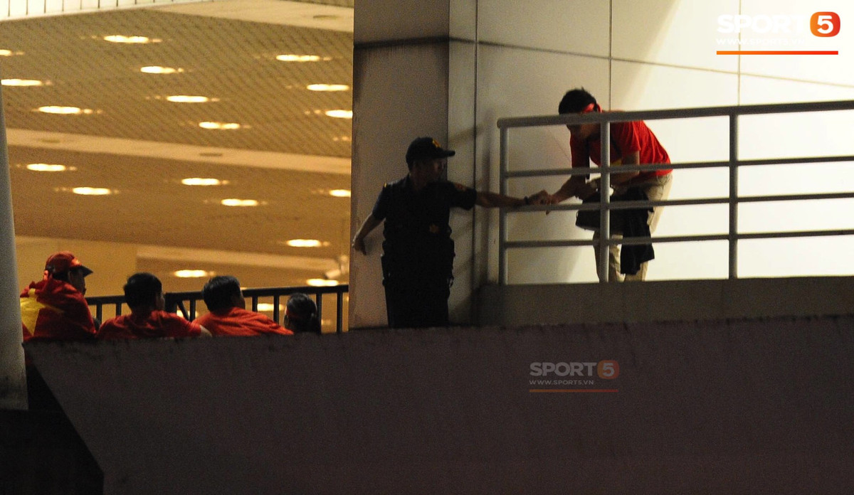 Đường dây xem AFF Cup chui này là sự móc nối giữa các đầu lậu chuyên dẫn chui và các bảo vệ tại các cổng của SVĐ Mỹ Đình. Điều này thực chất gây tổn hại trực tiếp cho BTC trận đấu và cả sự an toàn lẫn tính mạng của những người thực hiện hành vi.