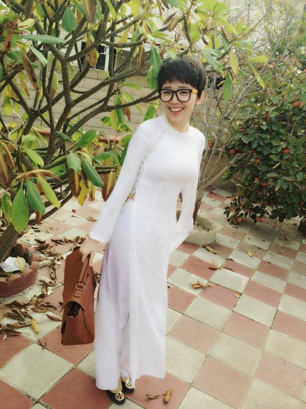 Mới đây trên mạng xã hội, dân mạng đã "buồn tay" đi tìm lại bức ảnh các mỹ nhân Việt gồm các người mẫu, ca sĩ, hot girl khoe ảnh mặc chiếc áo dài trắng nữ sinh.