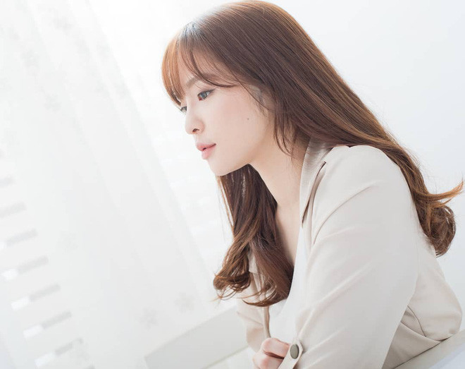 Cô gái bản sao Song Hye Kyo diện một chiếc sơ mi trắng đơn giản nhưng khí chất đúng là không đùa được, đó là còn chưa kể đến góc nghiêng thần thánh, thần thái và độ xinh xắn.