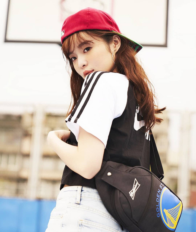 Khí chất trang nhã của Nina Lin lúc chọn trang sức khiến nhiều người nói đùa cô nàng có khi là con của ông chủ tiệm trang sức đó và sự thật đúng là như vậy.