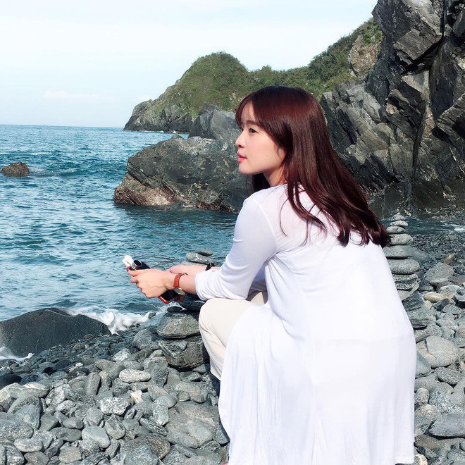 Ngay lập tức, nữ chính giống Song Hye Kyo là cô nàng có tên là Nina Lin. Cô bạn này từng du học tại Nhật và hiện đang kinh doanh shop thời trang riêng ở Đài Loan.