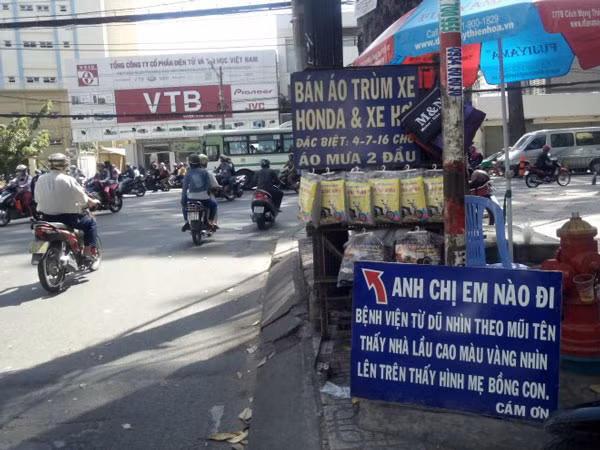 Đi đường Sài Gòn, nếu không cẩn thận bạn có thể bị lạc như chơi. Bởi Sài Gòn có những con đường ngoằn ngoèo kéo dài qua tận hai, ba quận. Để giúp nhiều người tránh điều này, những tấm biển chỉ đường với ngôn ngữ và phong cách Sài Gòn đã được dựng lên và đó chính là một đặc sản ở nơi đây.