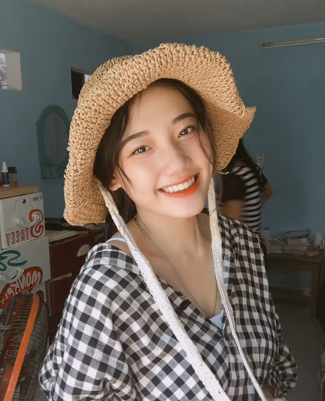 Những tưởng Hồng Hạnh là gương mặt mới nổi sau khi nổi tiếng chỉ sau một đêm. Nhưng nếu nhìn kĩ mới nhận ra rằng cô nàng vốn là hot girl mạng xã hội từ lâu.