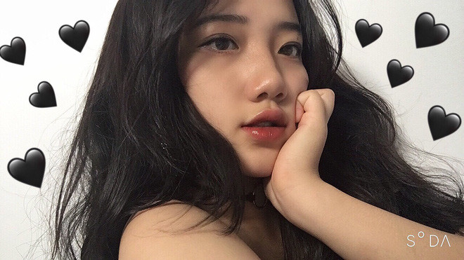 Theo tìm hiểu, bức ảnh khiến gái xinh Đà Nẵng - Mã Hồng Hạnh nổi tiếng trên MXH được chụp trong giờ ra chơi, cô bạn tranh thủ nghỉ giải lao giữa giờ chụp hình selfie vài tấm để đăng lên mạng xã hội cho vui.