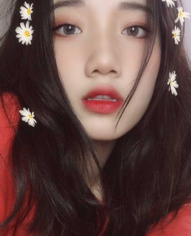 Ai ngờ ngay sau khi những tấm ảnh này được chia sẻ trên mạng, nữ sinh 10X Đà Nẵng nhận được cơn mưa lời khen từ dân mạng, thậm chí là những bình luận xin info tới tấp.