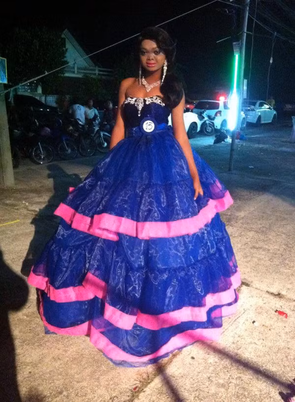 Không chỉ là ảnh chế, rất nhiều người còn tìm vào tận Facebook cá nhân của cô gái chuyển giới kém xinh này và để lại những bình luận không mấy hay ho.