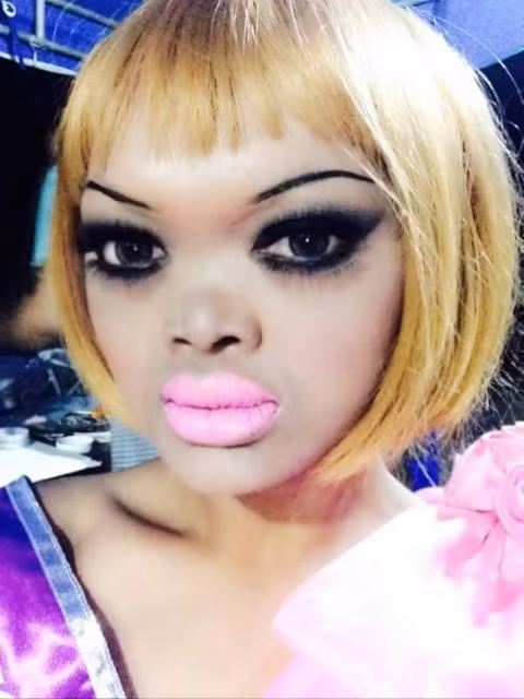 Bạn có nickname Hòa An bình luận: "Mỗi người sinh ra không ai hoàn hảo, may mắn có được ngoại hình dễ nhìn, hãy giữ gìn nhưng đừng mang ngoại hình của những người khác ra làm trò đùa cợt, chế giễu".