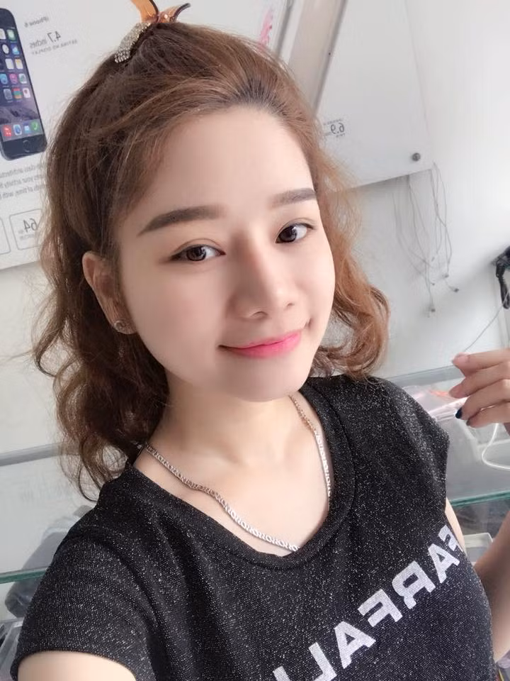 Với Huyền, kể từ sau khi thay đổi nhan sắc cô đã nhận ra rằng ngoại hình rất quan trọng. Không nói đến việc người yêu cũ, ngay cả đồng nghiệp khi nhìn cô cũng có thái độ khác hẳn, họ thậm chí còn gọi cô là "hot girl make up". Ảnh trong bài: FBNV