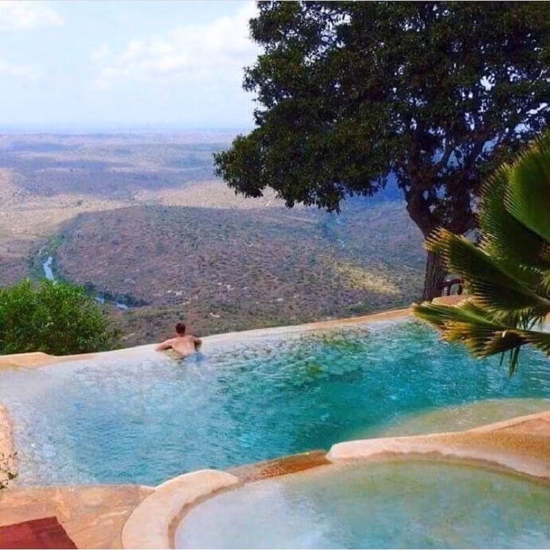 Anh chàng người mẫu Andras Peres khiến nhiều người ghen tỵ khi được thư giãn tại bể bơi vô cực ở Italy.