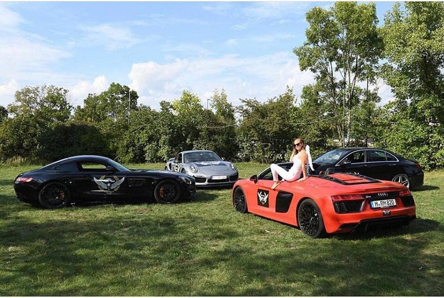 Thả dáng trên chiếc siêu xe đắt đỏ nhất thế giới là điều mà hội con nhà giàu Budapest chẳng thua kém với "đồng bọn".