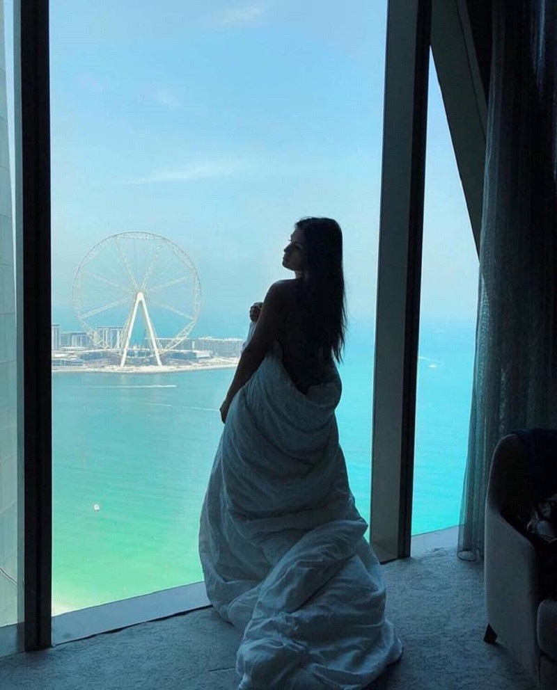 Dominika Krausz chụp với vòng đu quay Ferris ở Dubai - một trong những đất nước giàu có nhất thế giới.
