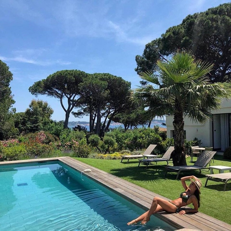 Người mẫu đình đám Budapest là Estela tắm nắng và thư giãn trong một kì nghỉ vào giữa năm nay.