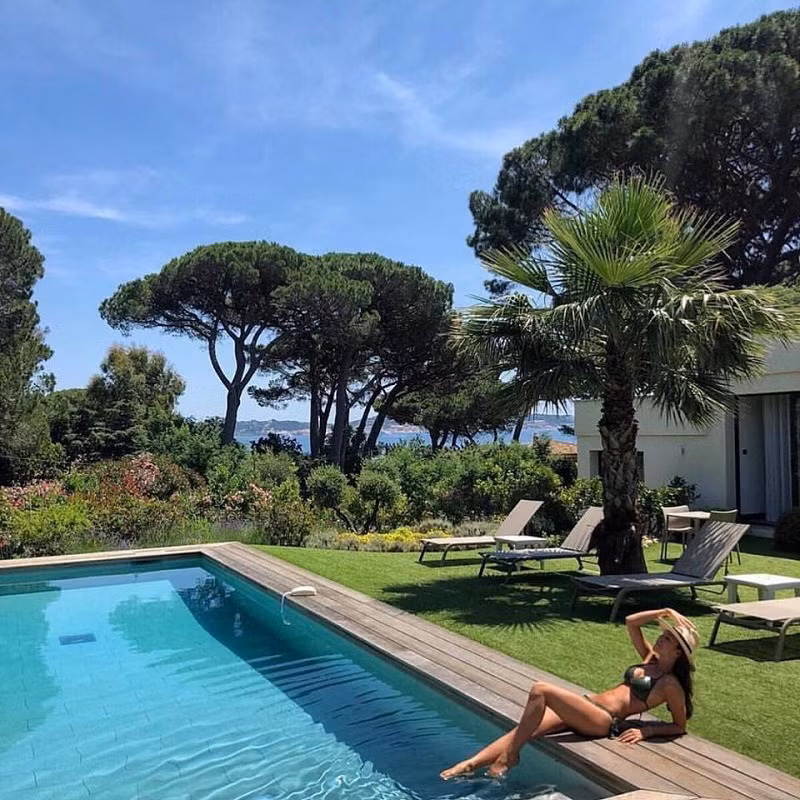 Người mẫu đình đám Budapest là Estela tắm nắng và thư giãn trong một kì nghỉ vào giữa năm nay.