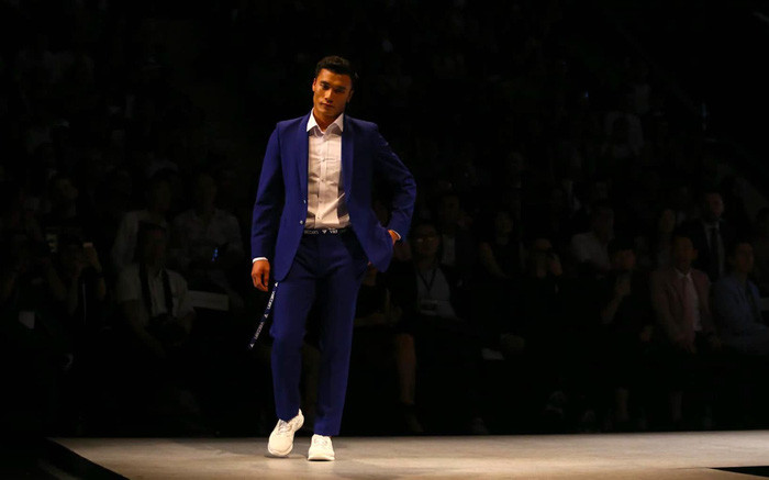 Có khán giả nói vui, giữa hàng trăm người mẫu nổi tiếng xuất hiện, người dành được tiếng vỗ tay tán thưởng to nhất, vang nhất lại là thủ môn Bùi Tiến Dũng.