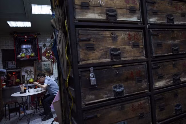 Ngoài món súp rắn, các cửa hàng cũng phục vụ món rượu rắn. Loại đồ uống này được cho là có tác dụng chữa ho, giúp xương cốt chắc khỏe và tăng cường sinh lực cho các quý ông.