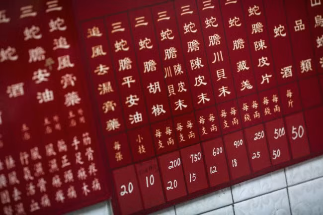 Bảng giá các món thịt rắn tại cửa hàng She Wong Lam.