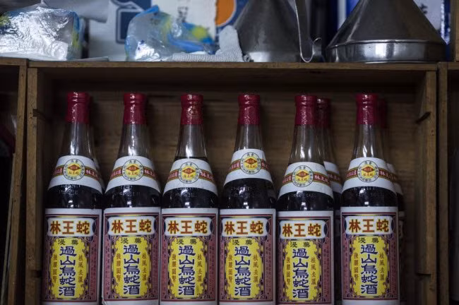 Cửa hàng She Wong Lam cũng phục vụ rượu tiết rắn cho các thực khách.