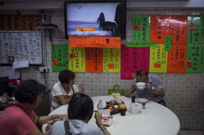 Nhiều du khách phương Tây cũng tới cửa hàng rắn, nhưng họ thường chỉ mua chung một bát súp để thử trải nghiệm món ăn này.