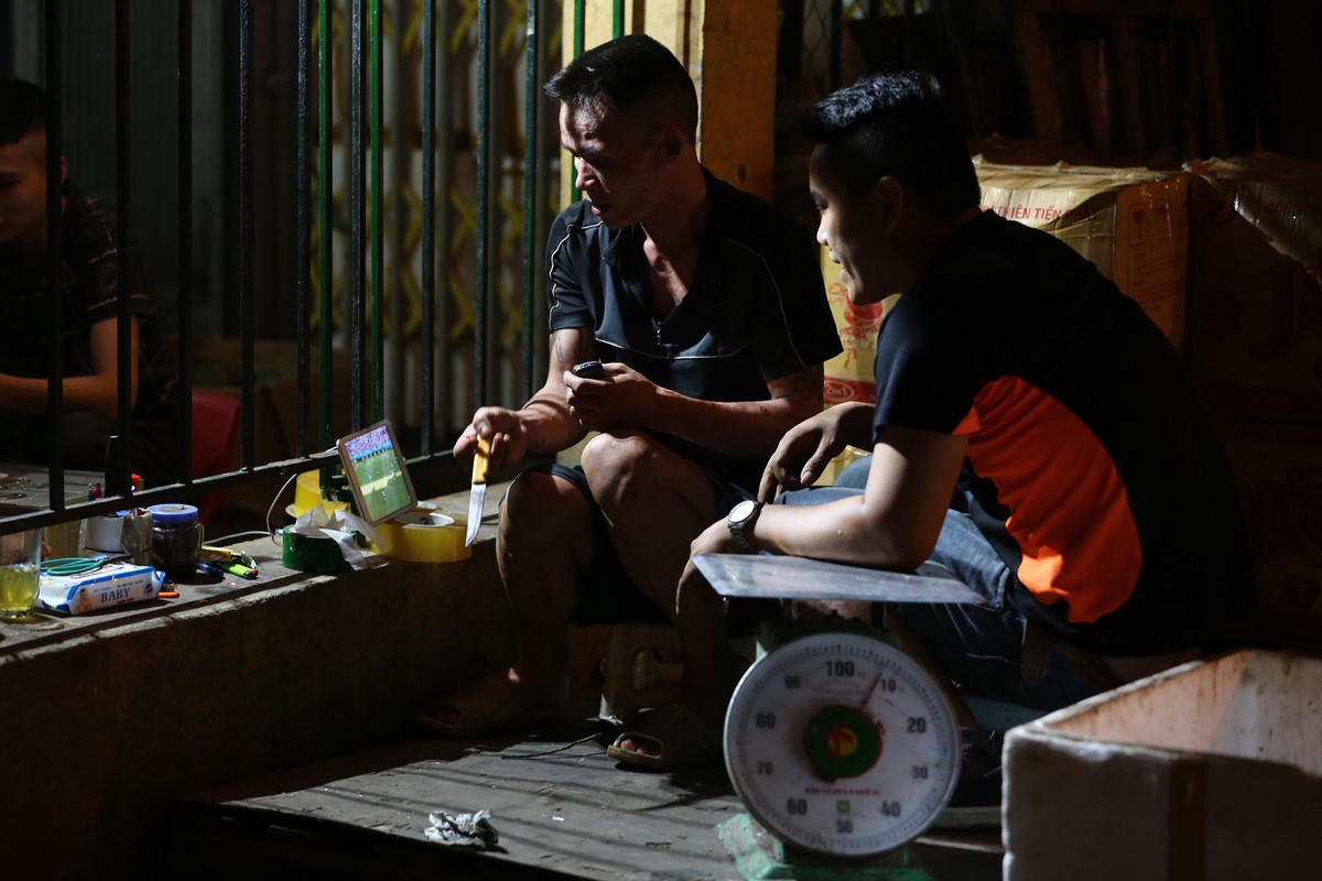 Anh Bình một tiểu thương cho biết, do khu vực chợ không có wifi từ đầu mùa World Cup đến giờ anh đã phải bỏ ra gần 600.000 đồng mua dung lượng 4G tốc độ cao để xem các trận đấu.