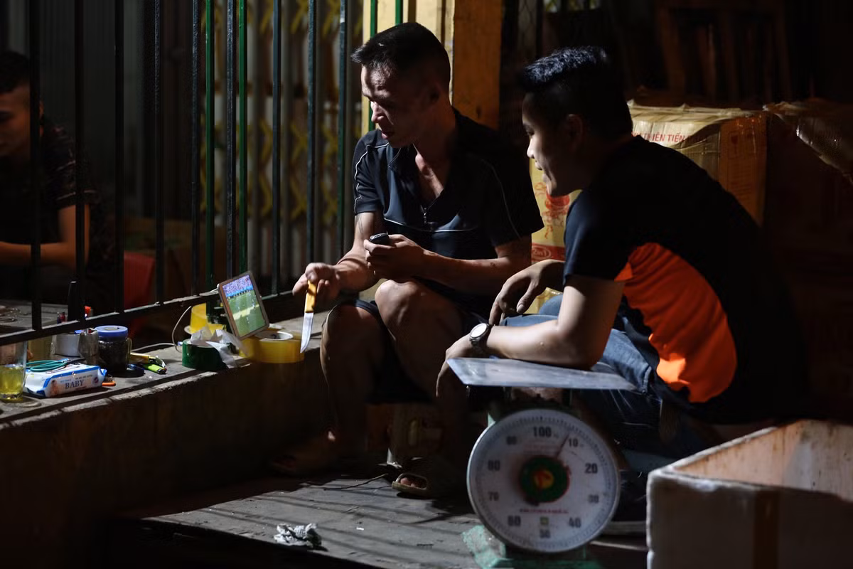 Anh Bình một tiểu thương cho biết, do khu vực chợ không có wifi từ đầu mùa World Cup đến giờ anh đã phải bỏ ra gần 600.000 đồng mua dung lượng 4G tốc độ cao để xem các trận đấu.