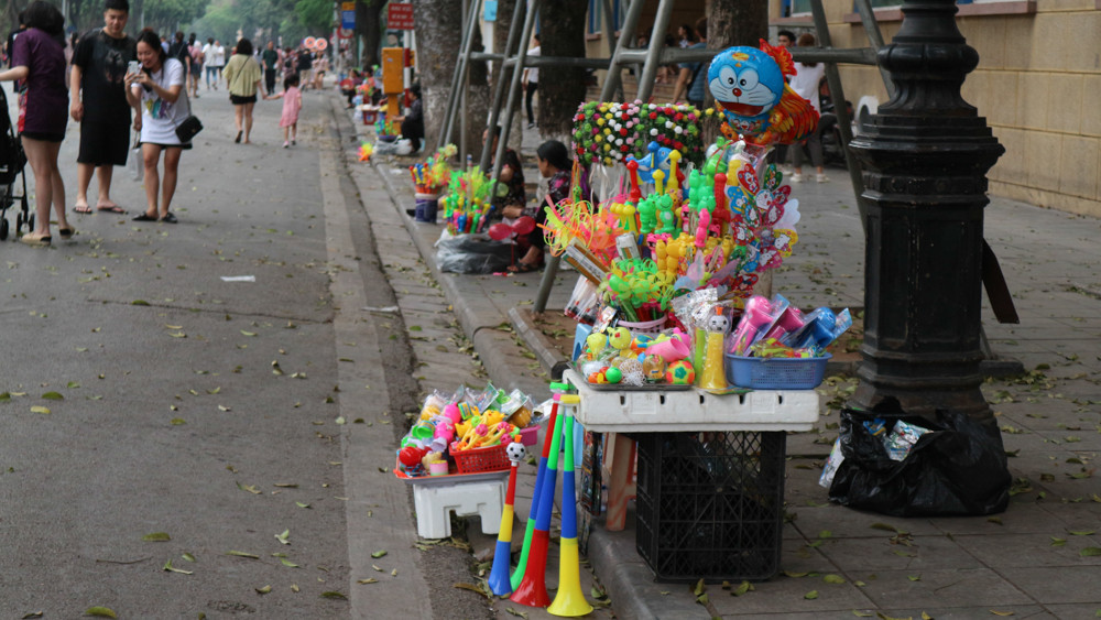 Những hàng quán được người dân bày bán nơi vỉa hè phố đi bộ Hồ Gươm.
