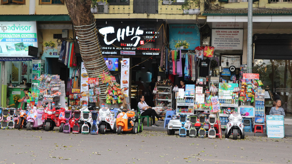 Từ những gói bim bim cho đến cung cấp dịch vụ cho thuê xe điện điều khiển, tất cả đều được người dân xung quanh khu vực mở ra để "câu tiền" người tản bộ tại Hồ Gươm.