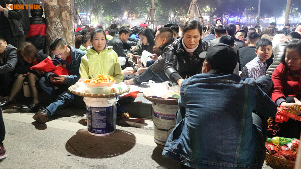 Quán hàng rong đàng hoàng ngồi trên vỉa hè phố đi bộ Hồ Gươm.