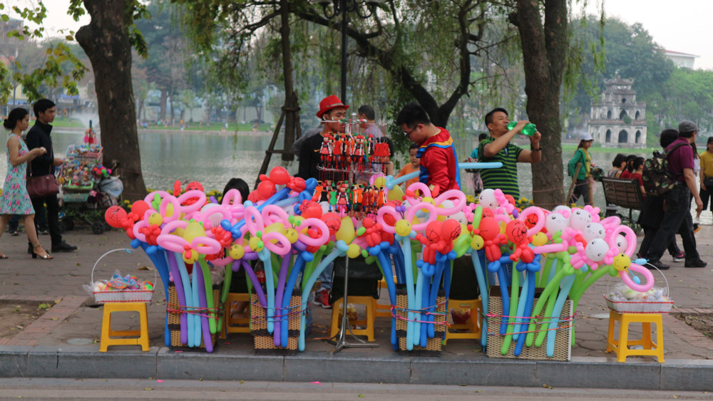 Chưa kể trước đó, trên mạng xã hội đã có một số bằng chứng được dân mạng ghi lại là lực lượng bảo vệ của Trung tâm văn hóa Hồ Gươm đã đi thu tiền để làm ngơ cho những người bán hàng rong bán hàng trong khuôn viên phố đi bộ.