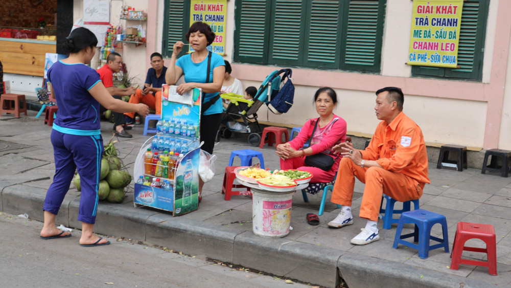 Mặc dù có lực lượng bảo vệ thuộc Trung tâm thông tin Văn hóa Hồ Gươm nhưng dường như họ đã làm ngơ để mặc người dân Thủ đô thì không có vỉa hè mà đi, còn những "con buôn" mặc sức kinh doanh kiếm lời.