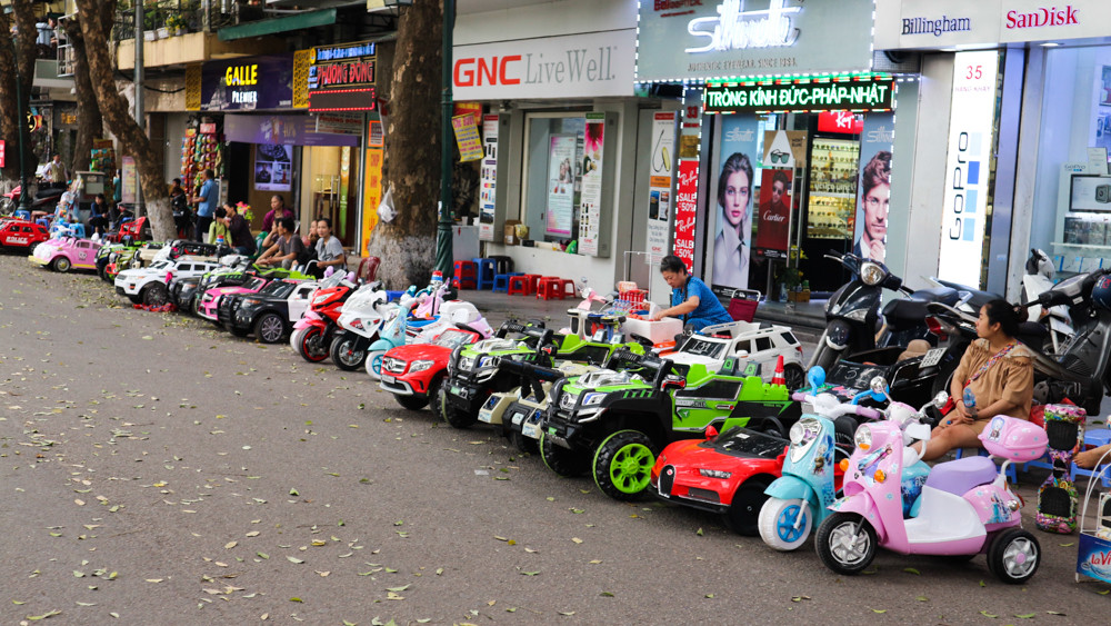 Có mặt tại phố đi bộ Hồ Gươm vào dịp cuối tuần, người dân sẽ không khỏi bất ngờ với những hàng quán được mở ra với đủ các mặt hàng.