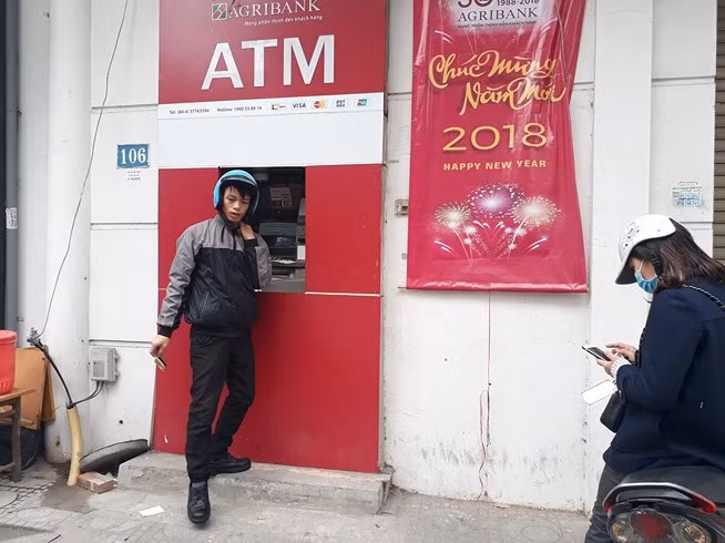Mặc dù cuối tháng 1/2018, Ngân hàng Nhà nước đã chỉ đạo các tổ chức tín dụng phải đảm bảo cung ứng tiền trong dịp Tết Nguyên đán năm 2018 và hoạt động thông suốt hệ thống máy giao dịch tự động ATM, tuy nhiên tình trạng ATM "chết" vẫn diễn ra phổ biến.