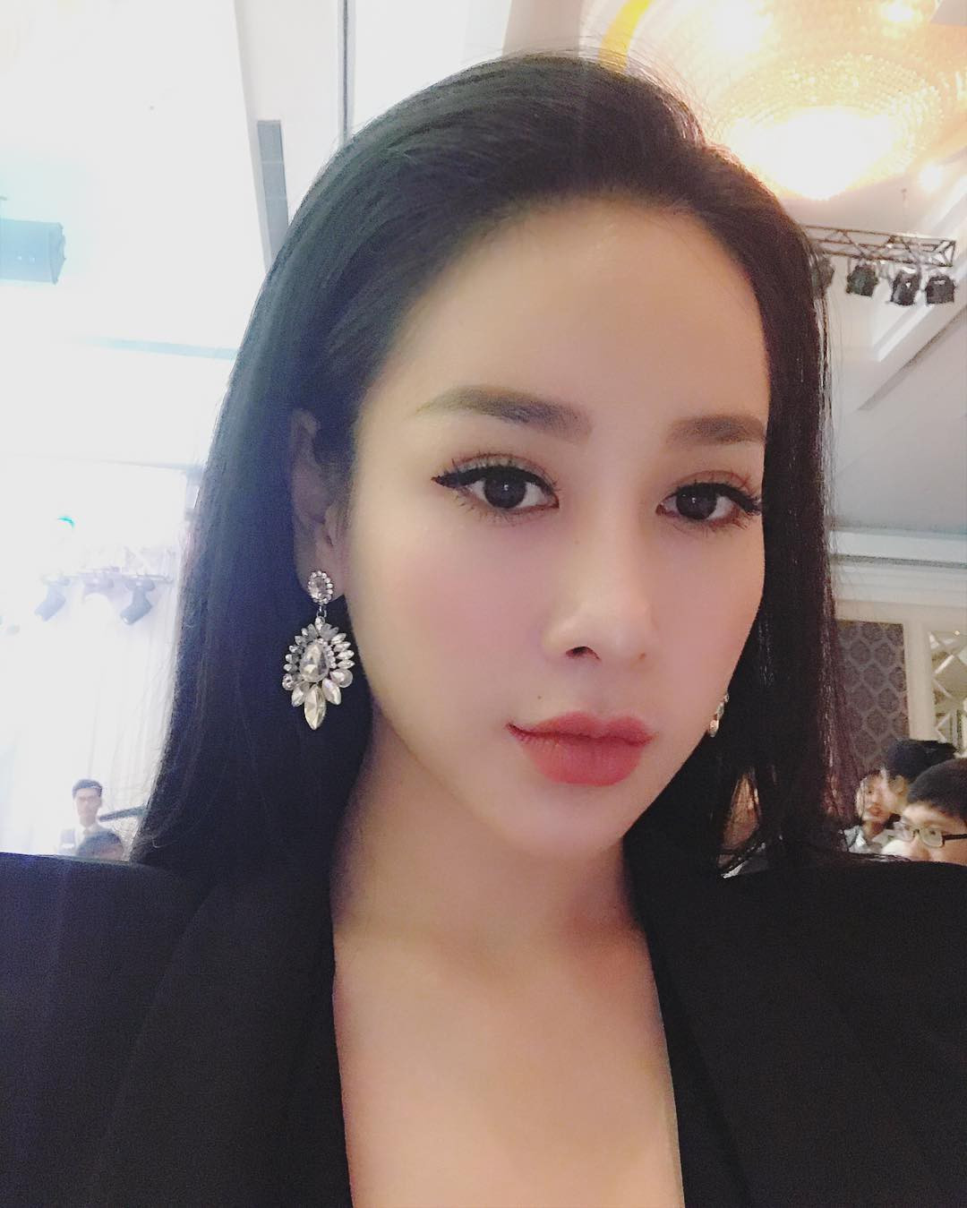 Không chỉ mang tiếng là "con giáp thứ 13", Helen Thanh Thảo còn bị nói rằng bắt chước y hệt phong cách hot girl 8X Meo Meo. Và cho tới bây giờ, khi nhắc tới cái tên Helen Thanh Thảo, người ta thường nhớ tới hình ảnh một hot girl vướng phải loạt scandal tình, tiền thay vì một hot girl, mẫu ảnh.