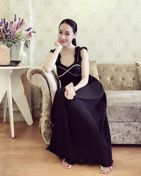 Helen Thanh Thảo là hotgirl đời đầu ở Hải Phòng, cùng thời với nhiều tên tuổi lớn khác. Thế nhưng, tên tuổi của cô gái này chỉ thực sự được biết đến khi trở thành bạn gái của anh trai Bảo Thy - nam ca sĩ Thế Bảo.