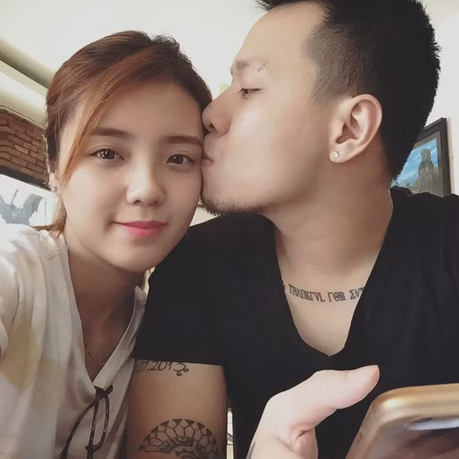 Im hơi lặng tiếng sau khoảng một năm kết hôn, Lâm Á Hân bất ngờ gây ồn ào mạng xã hội khi livestream đoạn trò chuyện gay gắt về hôn nhân, thẳng thừng đề cập chuyện ly hôn giữa cô với Hồng Hải lên Facebook. Trên trang cá nhân, hot girl thị phi này còn úp mở việc chồng ngoại tình.