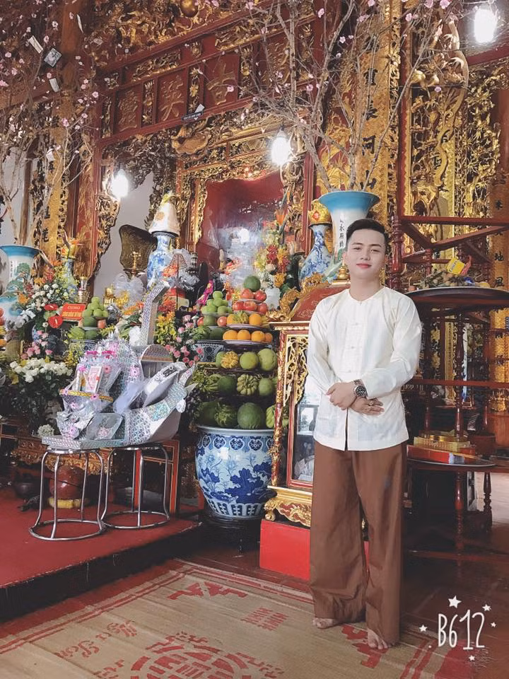 Cũng theo chia sẻ của Quốc Việt, ngoài công việc mưu sinh hàng ngày, anh bạn vẫn thường xuyên đi lễ các đền, các phủ và thực hiện tín ngưỡng thờ mẫu truyền thống của dân tộc.