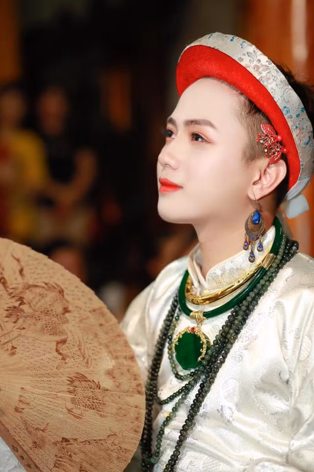 Sở hữu gương mặt đẹp với những đường nét hoàn hảo, đôi môi chúm chím của cậu đồng 9X này khiến bất cứ cô gái nào cũng phải si mê và điều đứng vì mình.