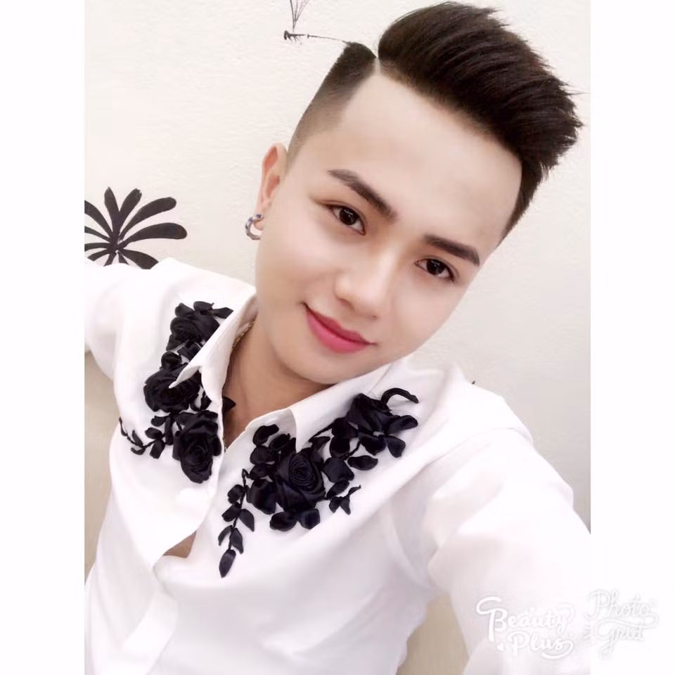 Sau khi bất ngờ được nhiều người để ý, cuộc sống của Quốc Việt không thay đổi nhiều, anh chàng vẫn giữ được khuôn mặt đẹp như tranh của mình. Tuy nhiên, phong cách thời trang của 9X xứ Thanh này dần trưởng thành theo tuổi tác.