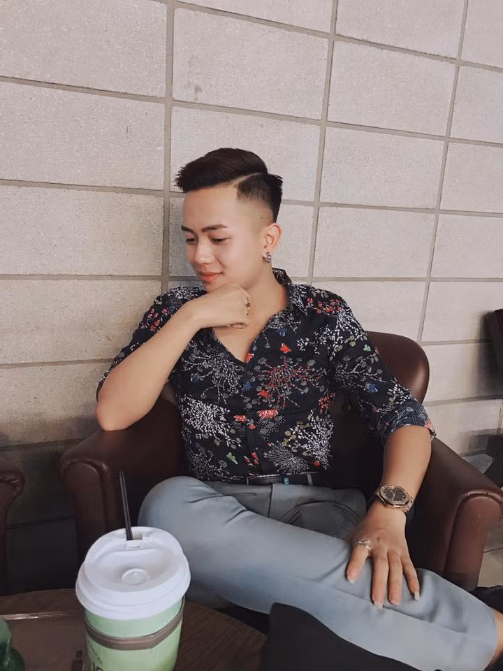 Hình ảnh thời trang khá đứng đắn của cậu đồng 9X xứ Thanh từng khiến nhiều người mê mẩn.