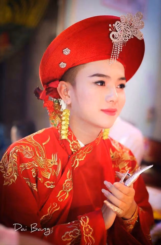 Như đã từng chia sẻ, Quốc Việt đã theo việc hầu đồng được 4 năm nay, do gia đình có truyền thống làm công việc tâm linh nên từ nhỏ anh chàng đã theo gia đình đi tới những buổi lễ hầu để xem và bén duyên từ đó.