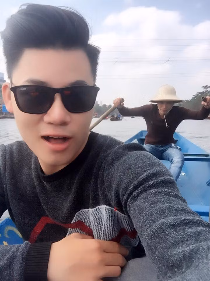 Gương mặt sáng, giọng hát tốt lại có học thức, chàng tiến sĩ 9X đang chứng tỏ mình không chỉ làm tốt việc trên giảng đường mà trên sân khấu, anh cũng chẳng chịu thua kém ai. Ảnh sử dụng trong bài: FBNV.