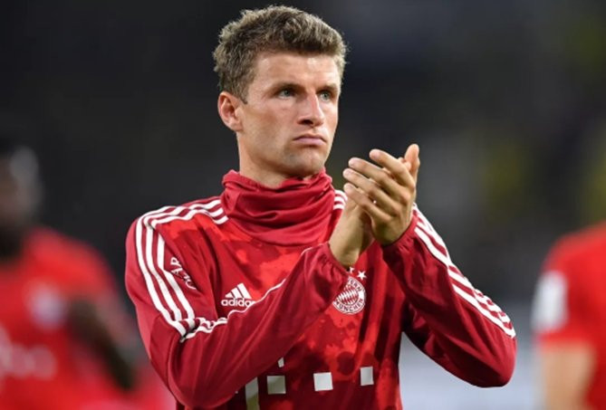 Chuyển nhượng bóng đá từ Daily Mail, Thomas Muller đã thể hiện rõ anh đang không cảm thấy hạnh phúc ở Bayern Munich. Chính vì vậy, giám đốc kỹ thuật của Ajax - cựu danh thủ Marc Overmars thừa nhận đội bóng của ông sẵn sàng chào đón cầu thủ người Đức.