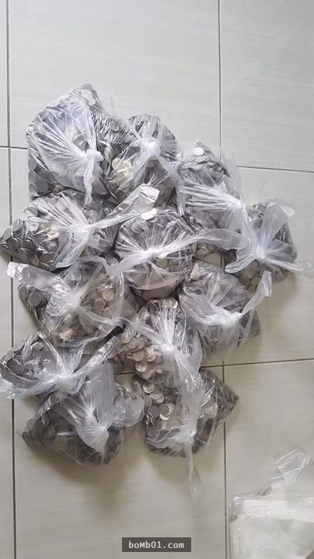 Trong ba con lợn đất, một con đựng toàn tiền 50 nhân dân tệ và hai con còn lại cũng đầy ắp tiền xu. Sau khi đếm số tiền của mình, anh Guo và vợ không thể tin nổi những gì họ đã làm được trong thời gian qua. Họ đã tiết kiệm được 11 triệu Nhân dân tệ tương đương khoảng 38,5 tỷ Việt Nam đồng.