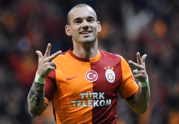 Sau đó tiền vệ người Hà Lan này đã chuyển đến Real Madrid và vô địch La Liga mùa giải 2007-2008. Sự nghiệp đỉnh cao của Sneijder đạt được khi chơi cho Inter Milan. Anh góp công lớn giúp đội bóng của Italy đoạt cú ăn ba mùa giải 2009-2010, trong đó có danh hiệu Champions League. Sneijder hiện chơi cho đội bóng của Thổ Nhĩ Kỳ, Galatasaray.