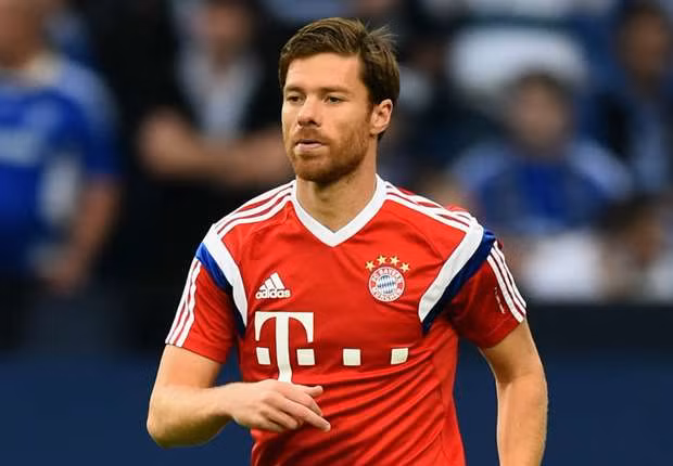 Trong quá khứ, tiền vệ người Tây Ban Nha khoác áo Liverpool (Anh) và Real Madrid (Tây Ban Nha). Xabi Alonso sở hữu danh hiệu Champions League cùng hai câu lạc bộ giàu truyền thống ở châu Âu.