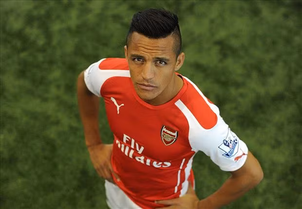 Hiện là cầu thủ trụ cột, ngôi sao của Arsenal ở Ngoại hạng Anh. Trước khi đầu quân cho "Pháo thủ" năm 2014, chân sút người Chile nổi danh trong màu áo Udinese khi mới 20 tuổi. Sau đó, Sanchez đến Barcelona theo hợp đồng trị giá 26 triệu euro năm 2011.