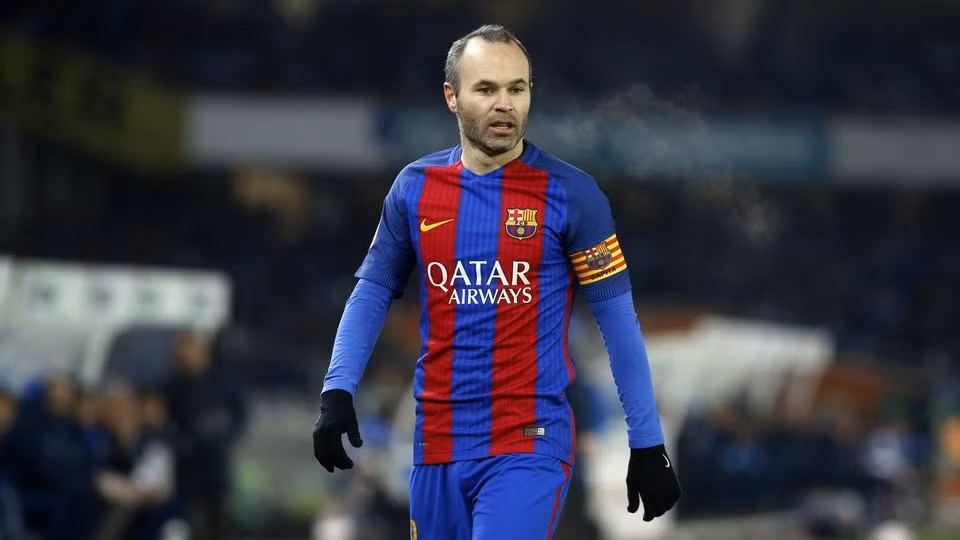 Chán ngán Barca, Iniesta "đào tẩu" sang nước Anh?: Theo thông tin từ The Sun, Man City đang theo dõi rất sát diễn biến thương vụ Andres Iniesta và đang tìm mọi cách để có thể có được chữ ký của tiền vệ người Tây Ban Nha. Và không ai khác, chính Pep Guardiola là người rất muốn tái hợp với cậu học trò cũ của mình ở Etihad. Ảnh: The Sun