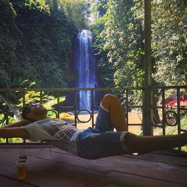 Ngoài ngắm cảnh, vui chơi, nghỉ dưỡng tới với khu nghỉ dưỡng giữa rừng núi cao nguyên này, bạn có thể thưởng thức nhiều món ăn đặc sản ở đây với Cơm Lam, Heo quay , Gà nướng, Rượu cần và đặc sản cá tầm Măng Đen.