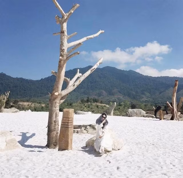 Với bãi cát trắng và những tảng đá chồng lên nhau, khu du lịch M’Đrắk nổi bật giữa núi rừng Tây Nguyên xanh ngát và nó được mọi người ví như một hoang mạc Dubai thu nhỏ tại Việt Nam.